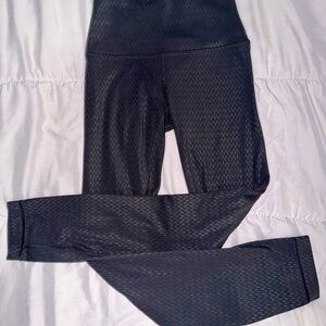 Lululemon Align II 25" Black High Rise Women’s size 2 
Diverge Emboss Leggings